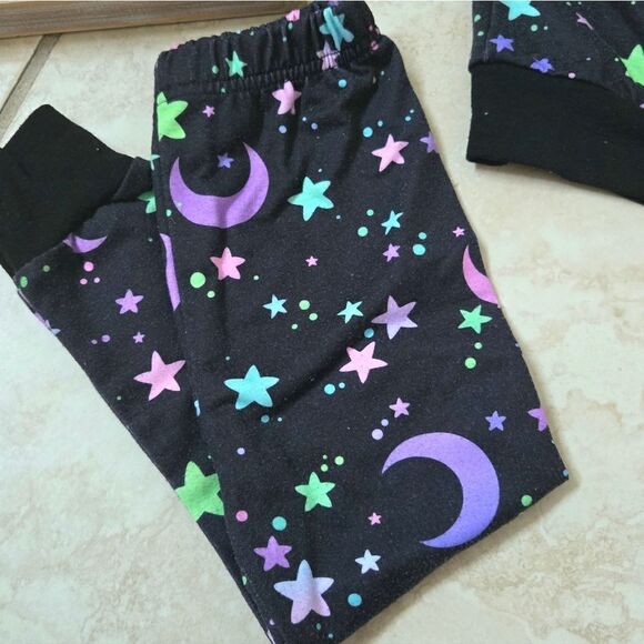Galaxy stars and moon pattern glow in the dark 2-piece pajama set - Picture 6 of 16